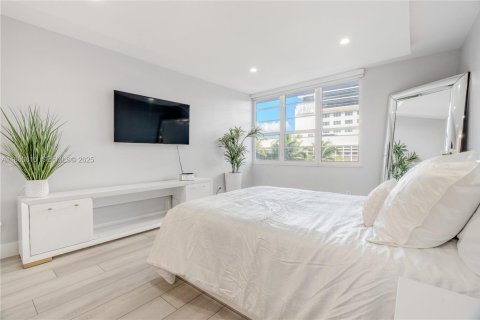 Condo in Miami Beach, Florida, 1 bedroom  № 2054184 - photo 24