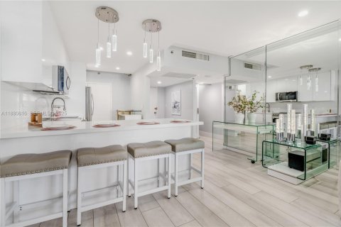 Condo in Miami Beach, Florida, 1 bedroom  № 2054184 - photo 15