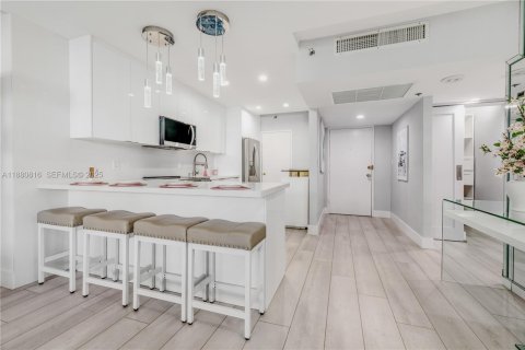 Condo in Miami Beach, Florida, 1 bedroom  № 2054184 - photo 14