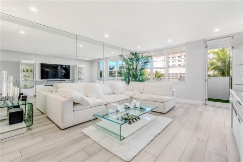 Condo in Miami Beach, Florida, 1 bedroom  № 2054184 - photo 3