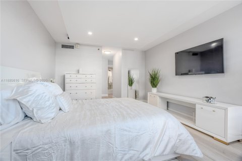 Condo in Miami Beach, Florida, 1 bedroom  № 2054184 - photo 23