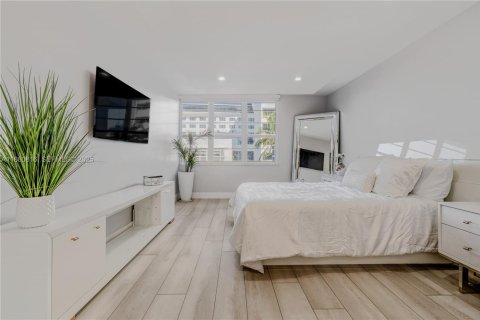 Condo in Miami Beach, Florida, 1 bedroom  № 2054184 - photo 20