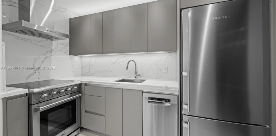 Condo in Miami, Florida, 2 bedrooms  № 1871314