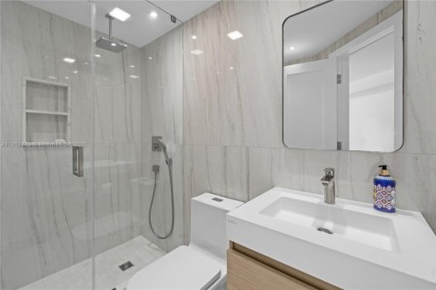 Condo in Miami, Florida, 2 bedrooms  № 1871314 - photo 15