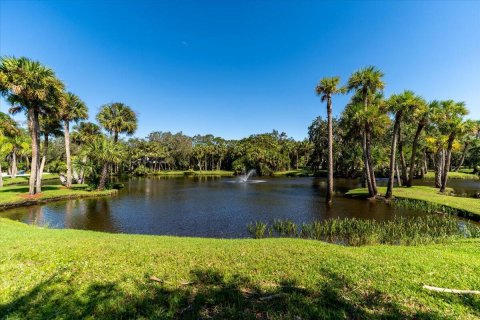 House in Fort Pierce, Florida 3 bedrooms, 274.71 sq.m. № 744306 - photo 1