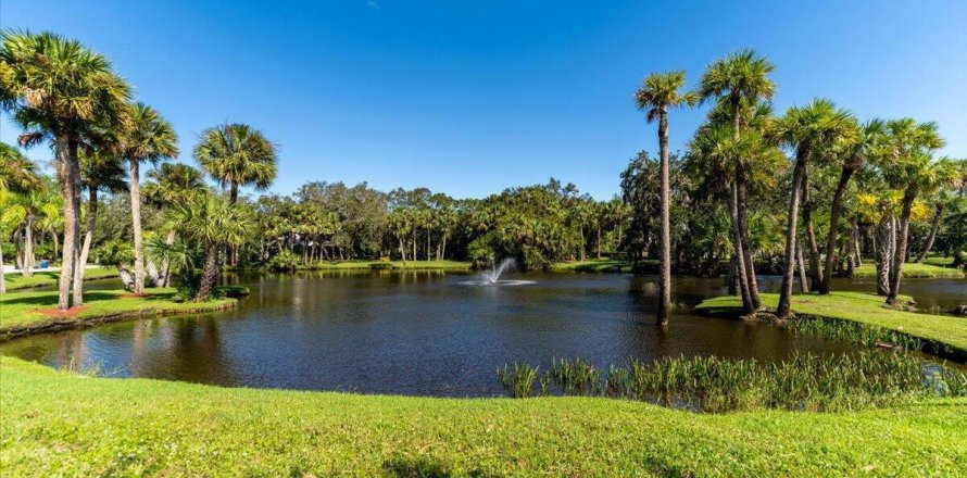 House in Fort Pierce, Florida 3 bedrooms, 274.71 sq.m. № 744306