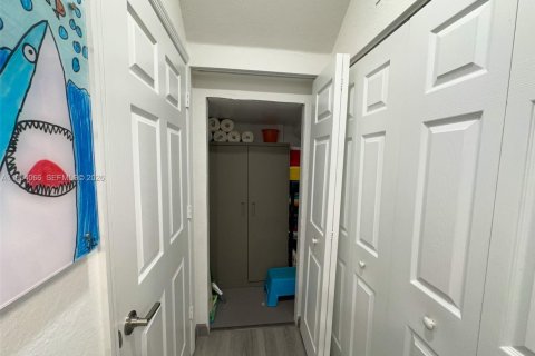 Touwnhouse à vendre à Miami, Floride: 4 chambres, 168.62 m2 № 2010057 - photo 20