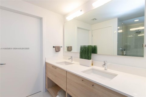 Condo in North Miami Beach, Florida, 2 bedrooms № 1994045 - photo 10