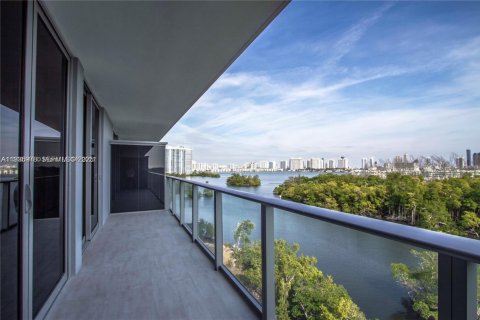 Condo in North Miami Beach, Florida, 2 bedrooms № 1994045 - photo 2