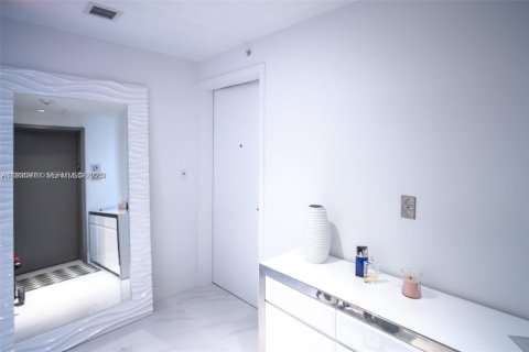 Condo in North Miami Beach, Florida, 2 bedrooms № 1994045 - photo 13