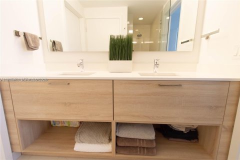 Condo in North Miami Beach, Florida, 2 bedrooms № 1994045 - photo 22