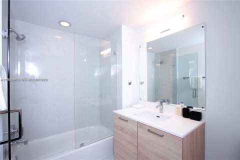 Condo in North Miami Beach, Florida, 2 bedrooms № 1994045 - photo 7