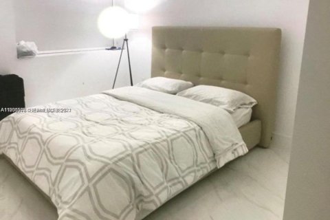 Condo in North Miami Beach, Florida, 2 bedrooms № 1994045 - photo 17