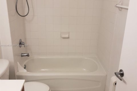 Кондоминиум с 2 спальнями в Майами, Флорида № 1992799