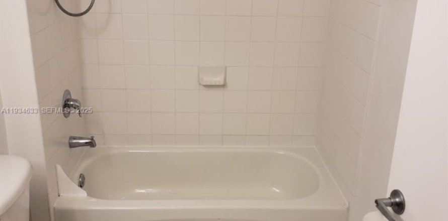 Кондоминиум с 2 спальнями в Майами, Флорида № 1992799