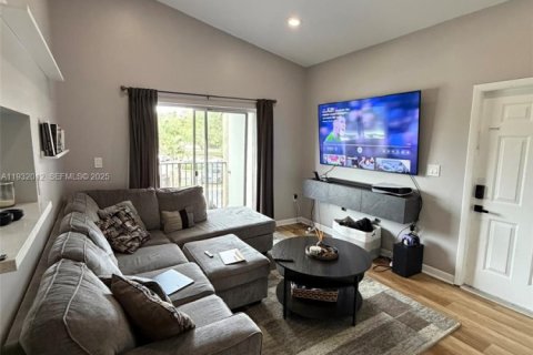 Снять в аренду кондоминиум в Пемброк-Пайнс, Флорида 2 спальни, 84.73м2, № 1990553 - фото 4