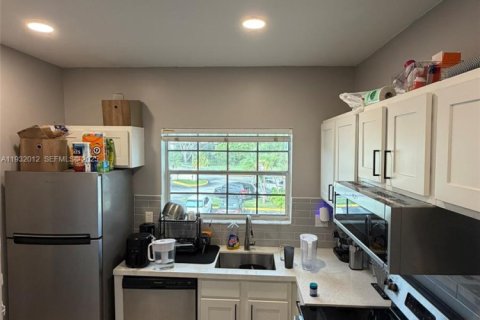 Снять в аренду кондоминиум в Пемброк-Пайнс, Флорида 2 спальни, 84.73м2, № 1990553 - фото 7