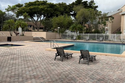 Снять в аренду кондоминиум в Пемброк-Пайнс, Флорида 2 спальни, 84.73м2, № 1990553 - фото 16