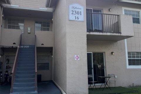 Снять в аренду кондоминиум в Пемброк-Пайнс, Флорида 2 спальни, 84.73м2, № 1990553 - фото 1