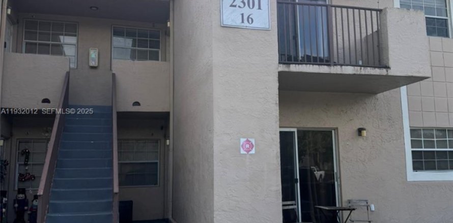 Кондоминиум с 2 спальнями в Пемброк-Пайнс, Флорида № 1990553