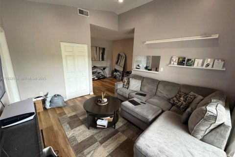 Снять в аренду кондоминиум в Пемброк-Пайнс, Флорида 2 спальни, 84.73м2, № 1990553 - фото 3