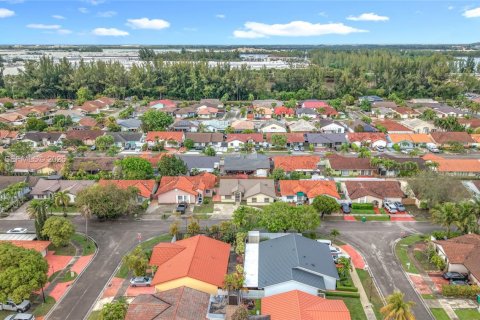 Casa en venta en Miami, Florida, 3 dormitorios, 149.02 m2 № 2007934 - foto 2