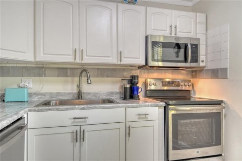 House in Longboat Key, Florida 2 bedrooms, 100.71 sq.m. № 1723390 - photo 14