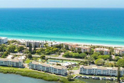 House in Longboat Key, Florida 2 bedrooms, 100.71 sq.m. № 1723390 - photo 1