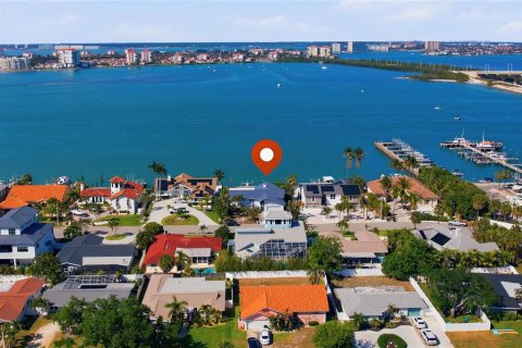 Дом в Тиерра-Верде, Флорида 8 комнат, 222.97м2 № 2103091