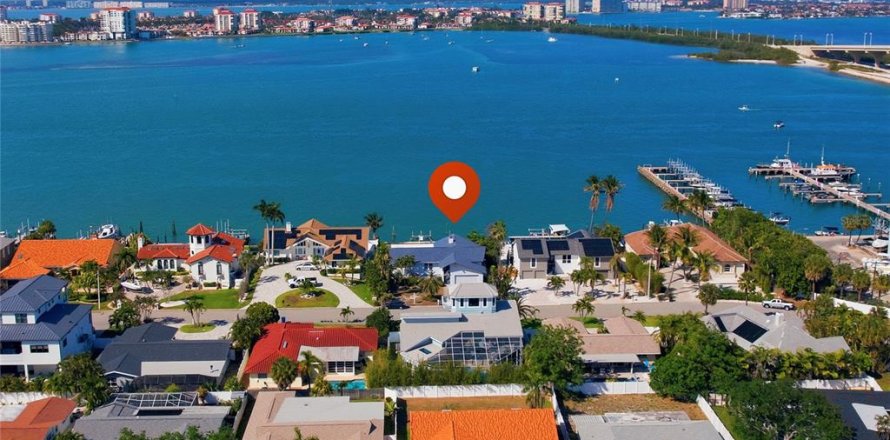 House in Tierra Verde, Florida 2 bedrooms, 222.97 sq.m. № 2103091