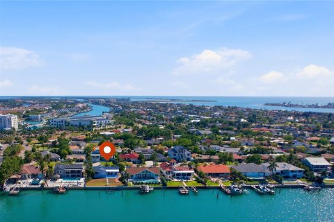 House in Tierra Verde, Florida 2 bedrooms, 222.97 sq.m. № 2103091 - photo 5