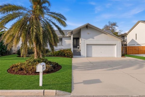 House in Tierra Verde, Florida 2 bedrooms, 222.97 sq.m. № 2103091 - photo 2