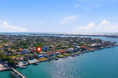 House in Tierra Verde, Florida 2 bedrooms, 222.97 sq.m. № 2103091 - photo 4
