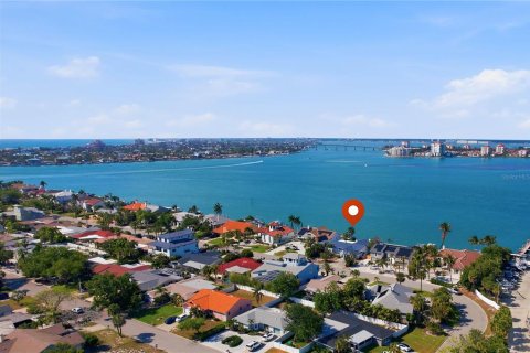 House in Tierra Verde, Florida 2 bedrooms, 222.97 sq.m. № 2103091 - photo 3
