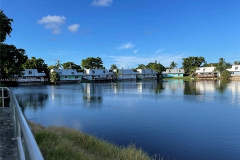 Condo in Oakland Park, Florida, 2 bedrooms  № 1814597 - photo 13