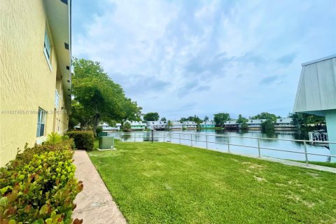 Condo in Oakland Park, Florida, 2 bedrooms  № 1814597 - photo 9