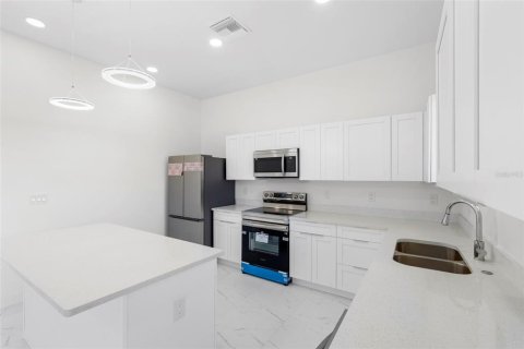 House in Lehigh Acres, Florida 4 bedrooms, 161.37 sq.m. № 1778552 - photo 9