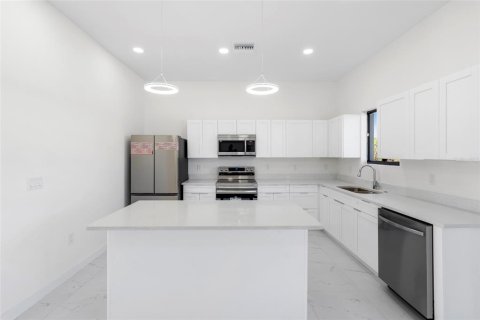 House in Lehigh Acres, Florida 4 bedrooms, 161.37 sq.m. № 1778552 - photo 8