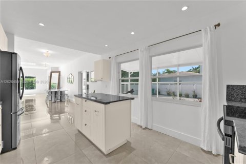 Villa ou maison à vendre à Biscayne Park, Floride: 3 chambres, 171.59 m2 № 2186058 - photo 6