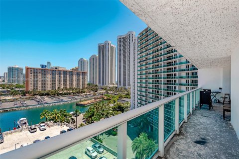 Condominio en alquiler en Sunny Isles Beach, Florida, 2 dormitorios, 141.3 m2 № 1970362 - foto 1