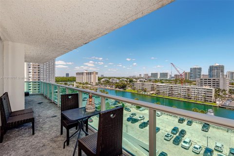 Condominio en alquiler en Sunny Isles Beach, Florida, 2 dormitorios, 141.3 m2 № 1970362 - foto 2