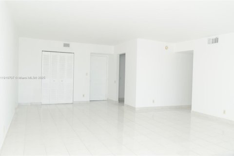 Condominio en alquiler en Sunny Isles Beach, Florida, 2 dormitorios, 141.3 m2 № 1970362 - foto 4