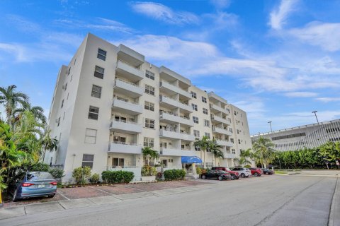 Condominio en venta en Fort Lauderdale, Florida, 2 dormitorios, 78.97 m2 № 2420852 - foto 2