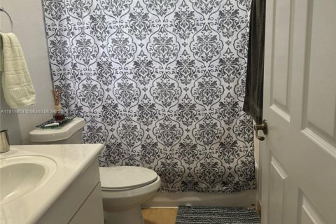 House in Miami, Florida 4 bedrooms, 193.24 sq.m. № 2022303 - photo 15