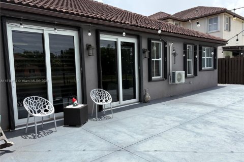 House in Miami, Florida 4 bedrooms, 193.24 sq.m. № 2022303 - photo 13