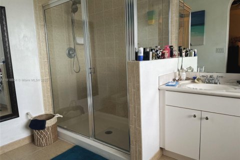 House in Miami, Florida 4 bedrooms, 193.24 sq.m. № 2022303 - photo 10