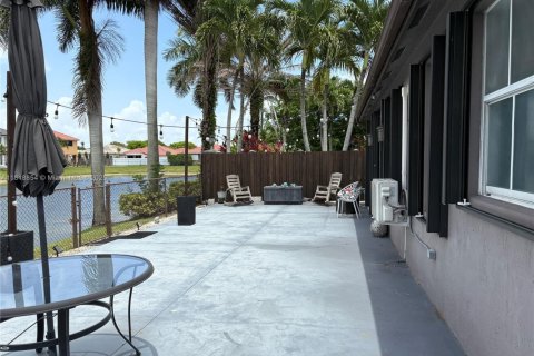 House in Miami, Florida 4 bedrooms, 193.24 sq.m. № 2022303 - photo 14