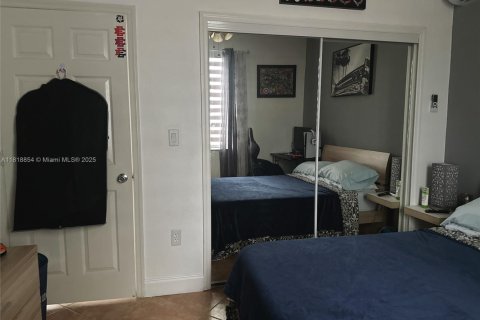 House in Miami, Florida 4 bedrooms, 193.24 sq.m. № 2022303 - photo 6