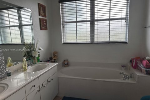 House in Miami, Florida 4 bedrooms, 193.24 sq.m. № 2022303 - photo 11