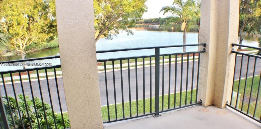 Кондоминиум с 2 спальнями в Мирамар, Флорида № 1995235